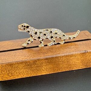 🚨3 for $15🚨 Enameled Leopard Brooch with Rhinestones